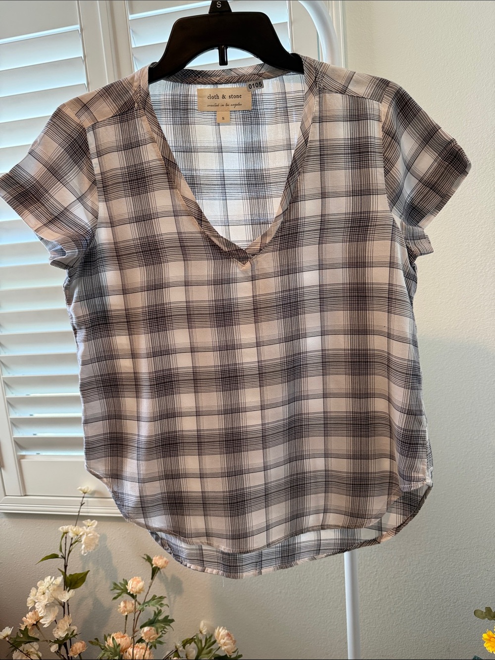 cloth & stone Plaid V-Neck Short Sleeve Top in Black and White sz sm